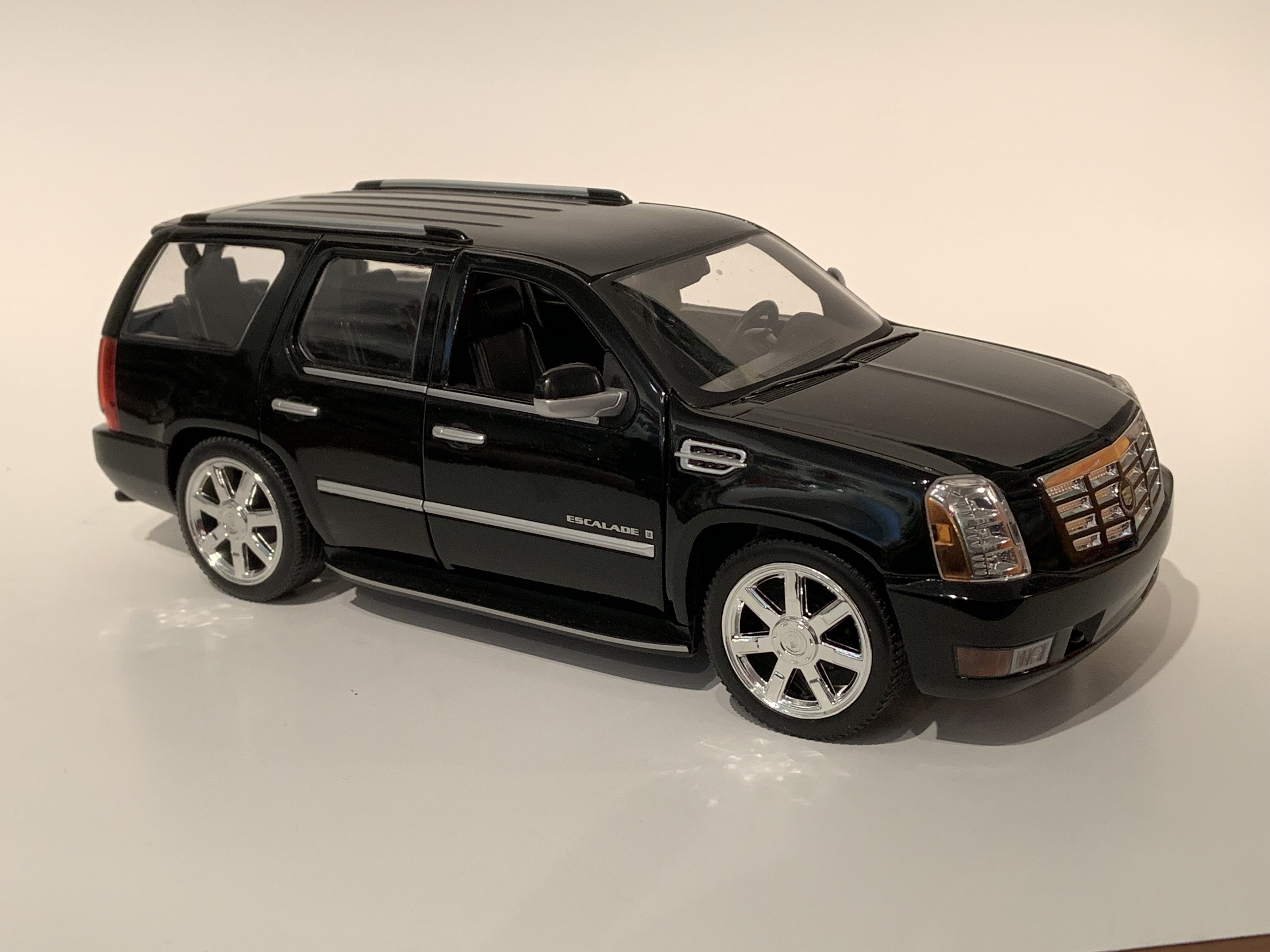 CADILLAC ESCALADE 1/18 | Passe-Temps 3000